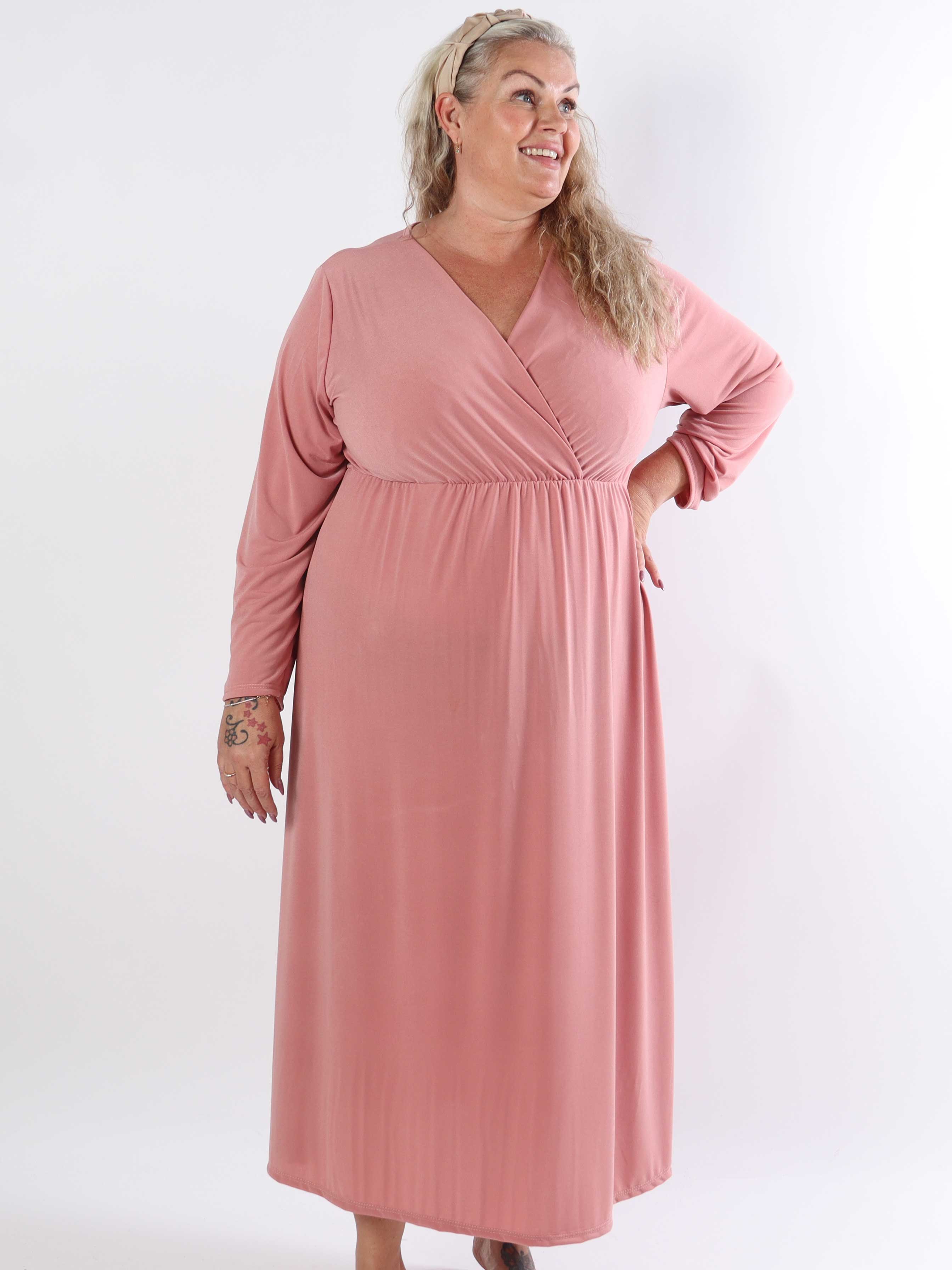 Nelly Plain - Elastisk enfärgad klänning i viskos i plusstorlek